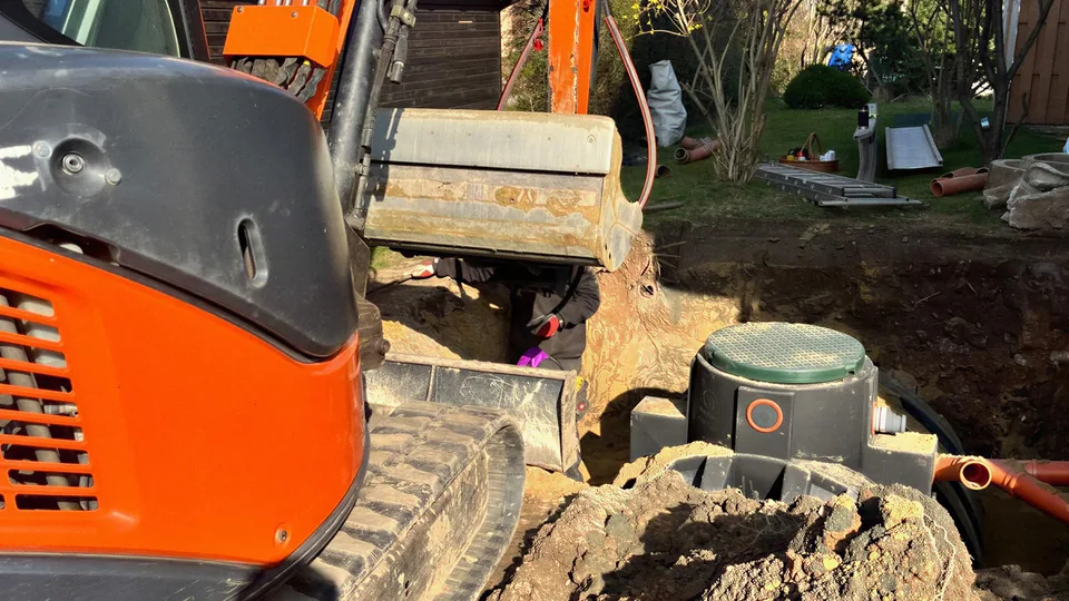 Bagger an einer ausgehobenen Baugrube