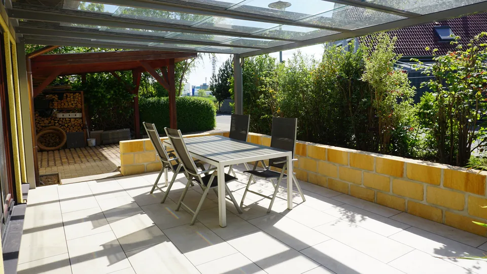 Fertige Terrasse mit Feinsteinplatten und Sandsteinmauer in Moritzburg