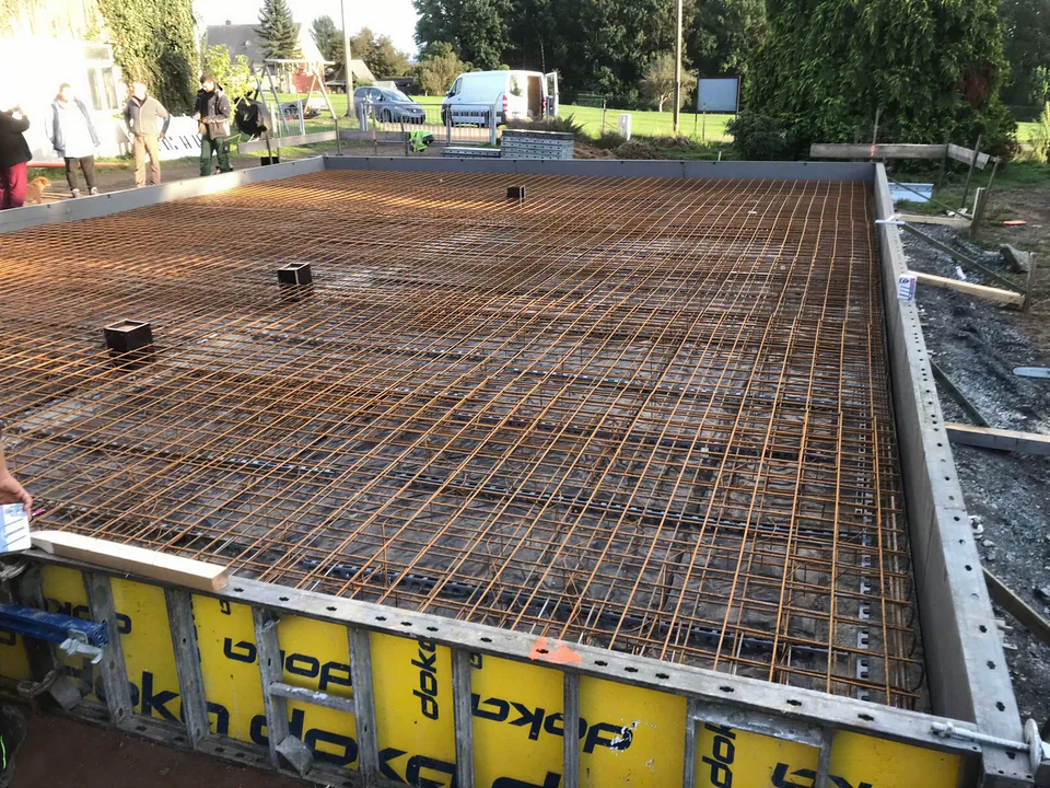 Bewehrungsmatten in der Schalung vor dem Betonieren der Bodenplatte