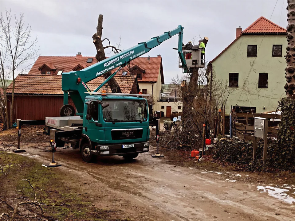 Hubsteiger bei Baumarbeiten auf einer Baustelle