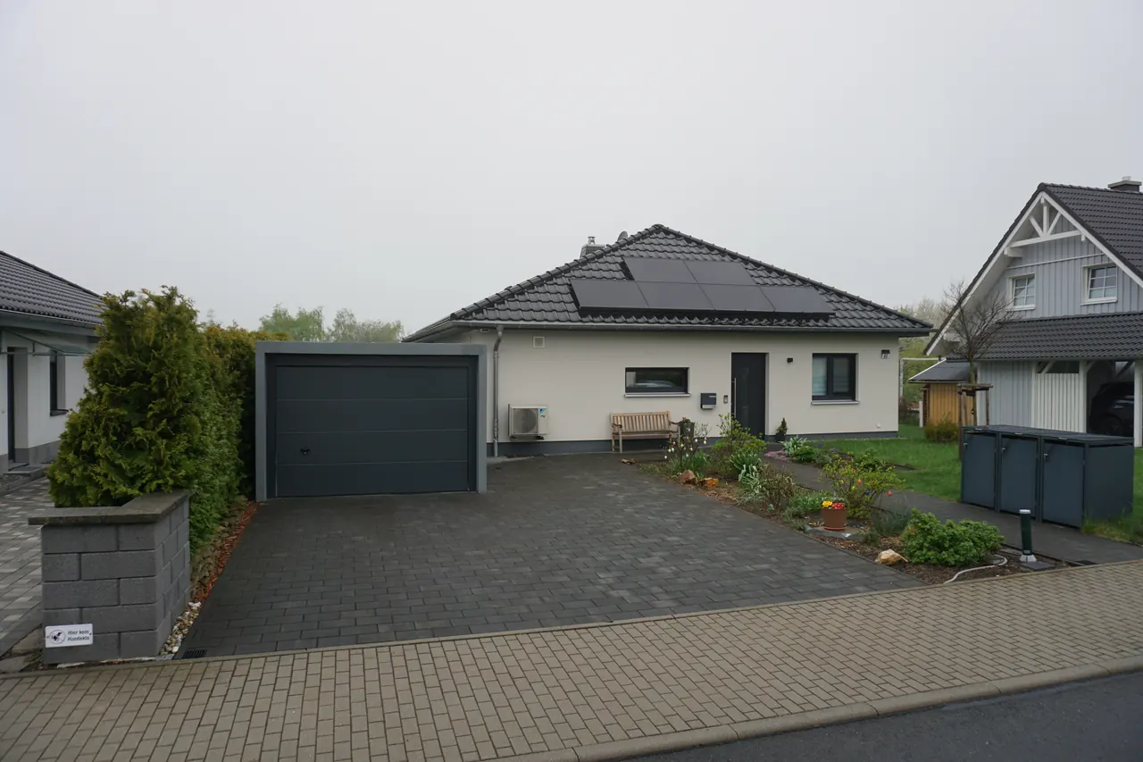 Fertige Einfahrt in Betonpflaster vor einem Einfamilienhaus in Freiberg