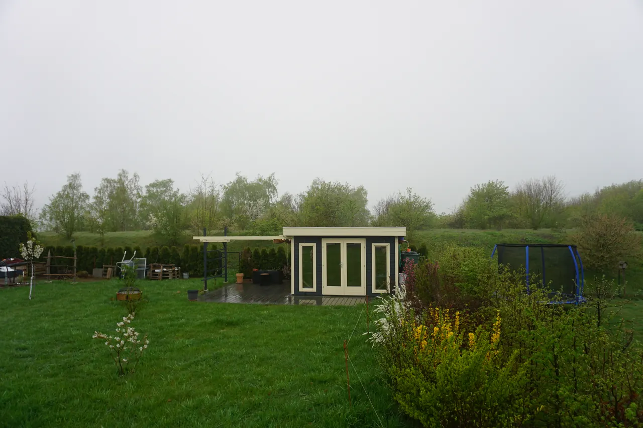 Gepflasterter Zugang zum Gartenhaus mit sauberer Randeinfassung