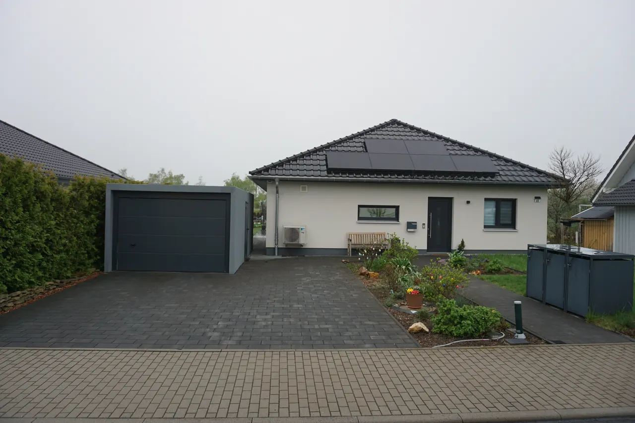 Einfamilienhaus in Freiberg mit gepflasterter Einfahrt und Vorgarten