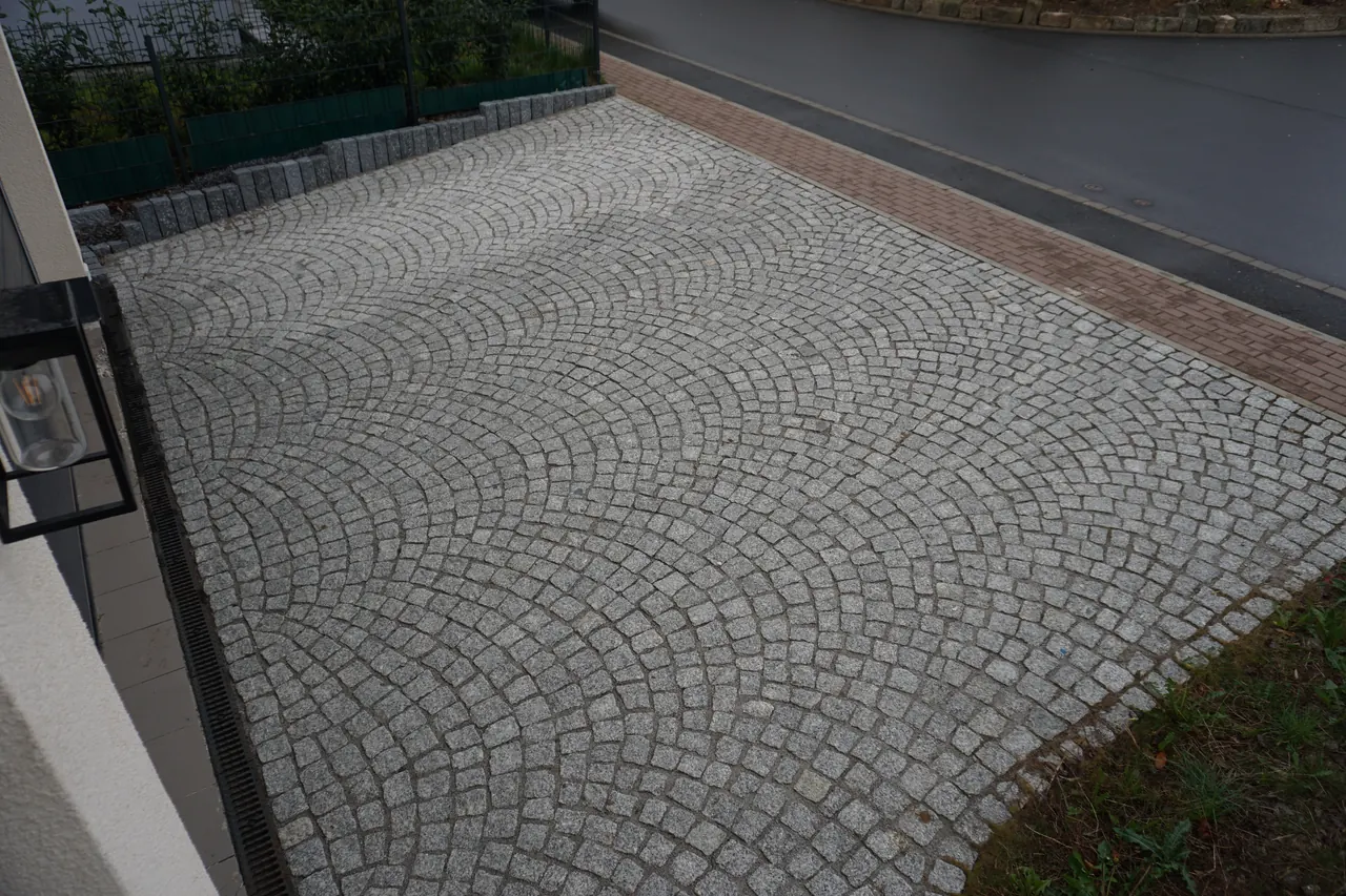 Einfahrt in Nossen mit Granitpflaster im Segmentbogen