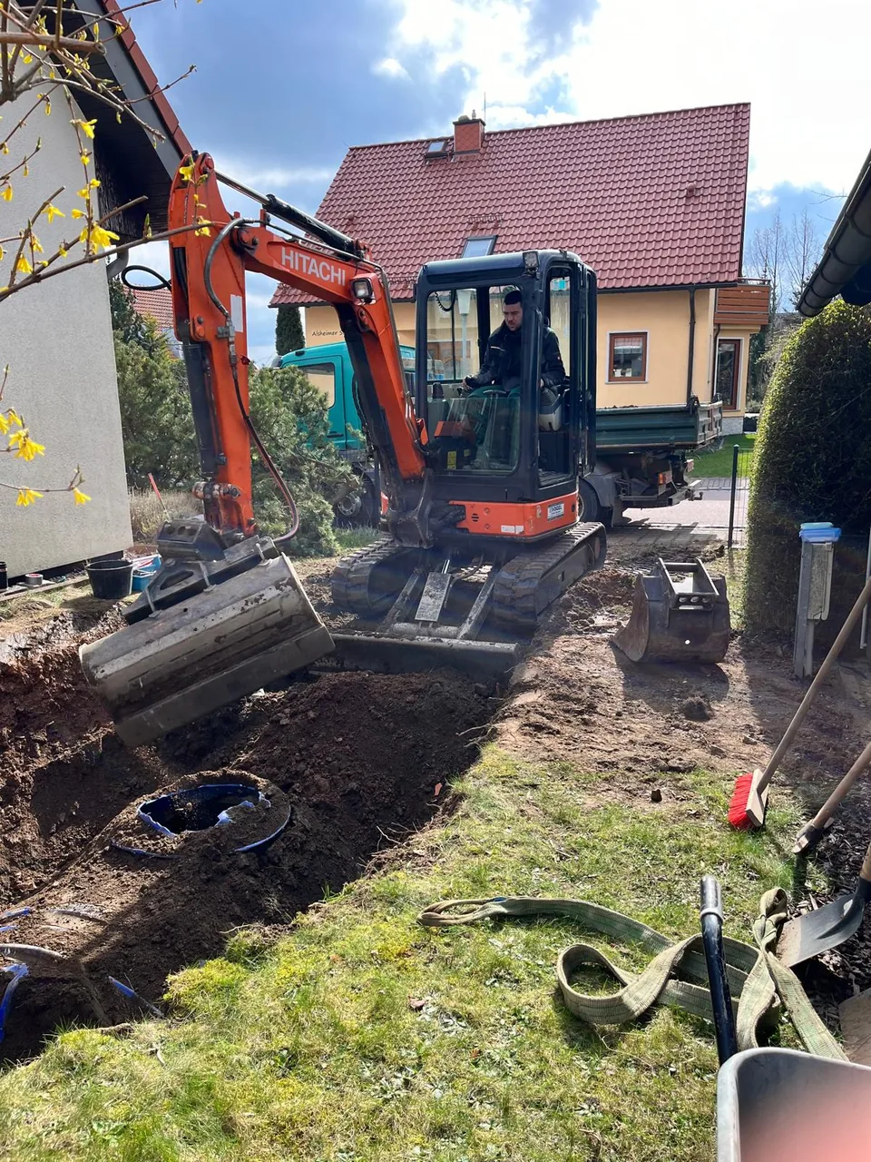 Minibagger legt die defekte, alte Zisterne für den Ausbau frei