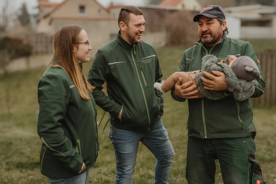 Das Team von Moor Bau auf einer Wiese bei Nossen