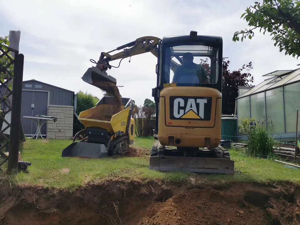 Minibagger im Einsatz auf einer gewerblichen Baustelle